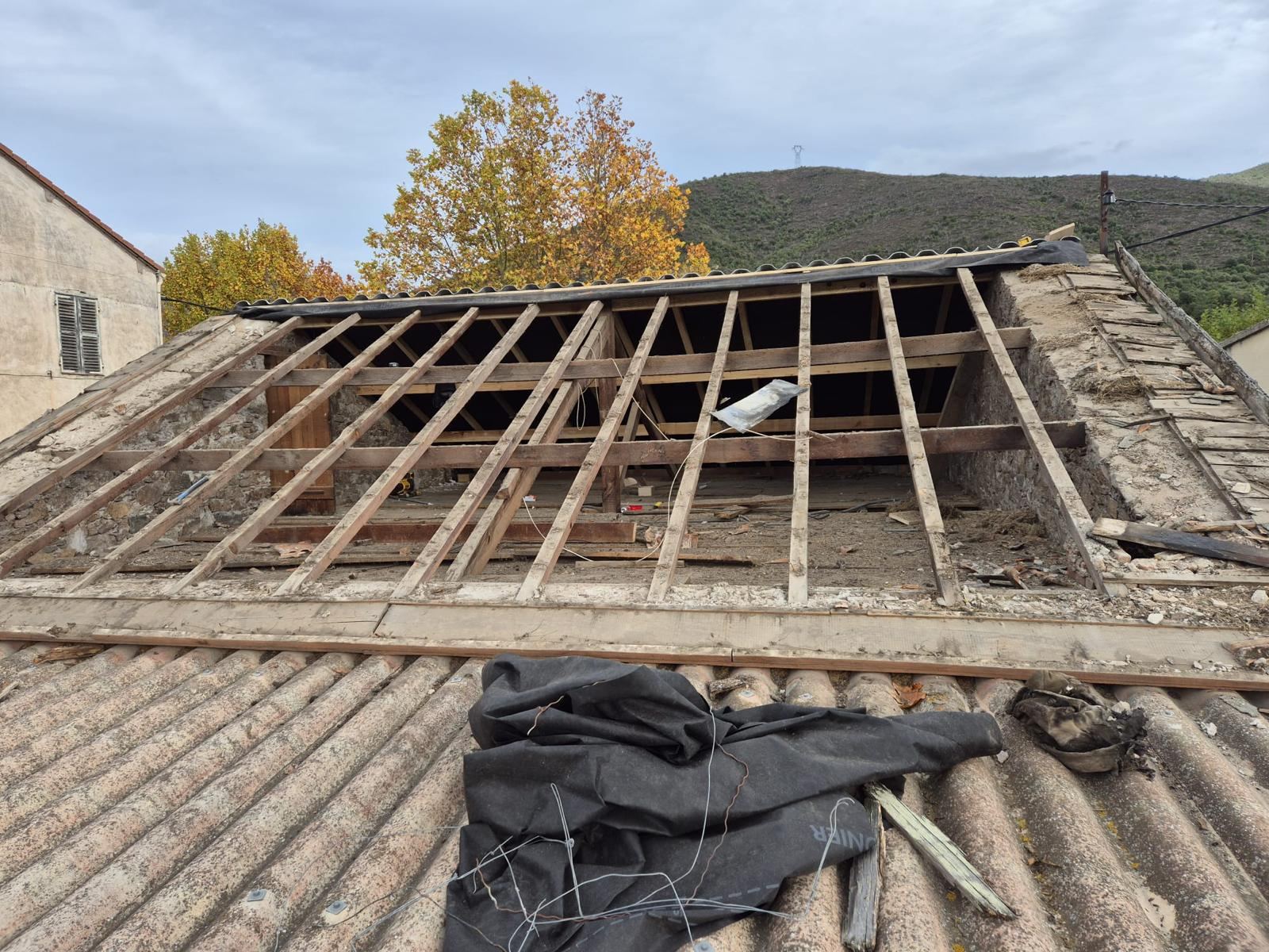 Chantier de couverture avec vue sur les montagnes