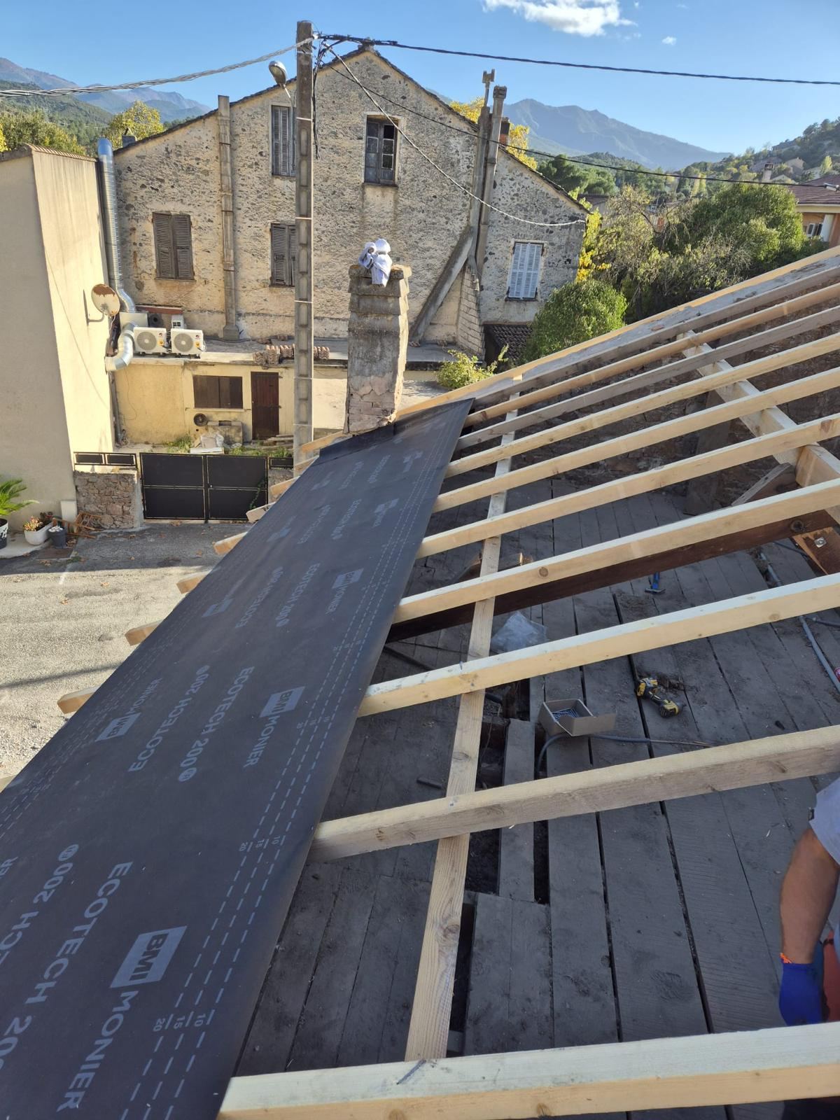 Pose de l'écran de sous-toiture