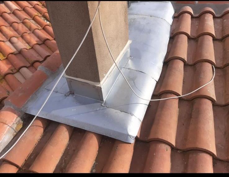 Zinguerie et solin autour d'une cheminée